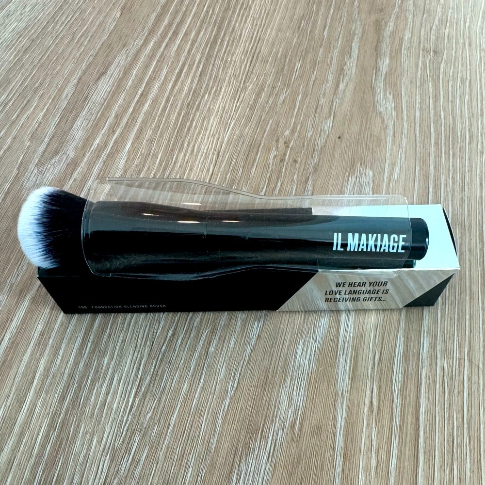 Il Makiage Foundation Brush #100 (Foundation Blending Brush) - Picture 3 of 5
